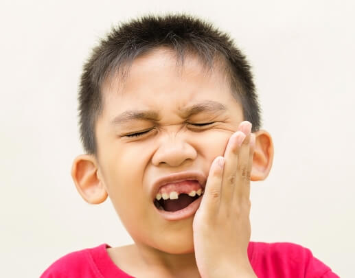 Child in pain before tooth extraction